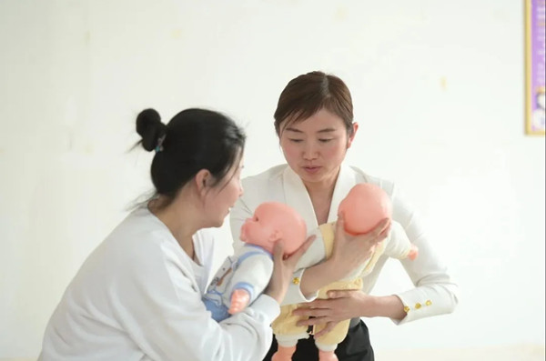 青岛华凯月嫂首席讲师_青岛家政服务钟点工_王新凤家政传奇