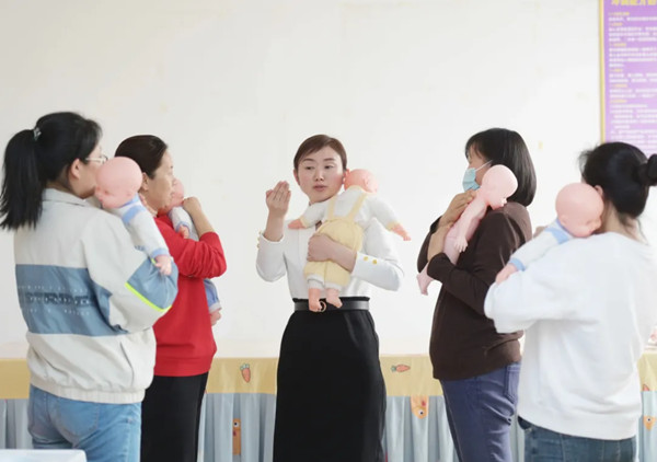 青岛华凯月嫂首席讲师_王新凤家政传奇_青岛家政服务钟点工